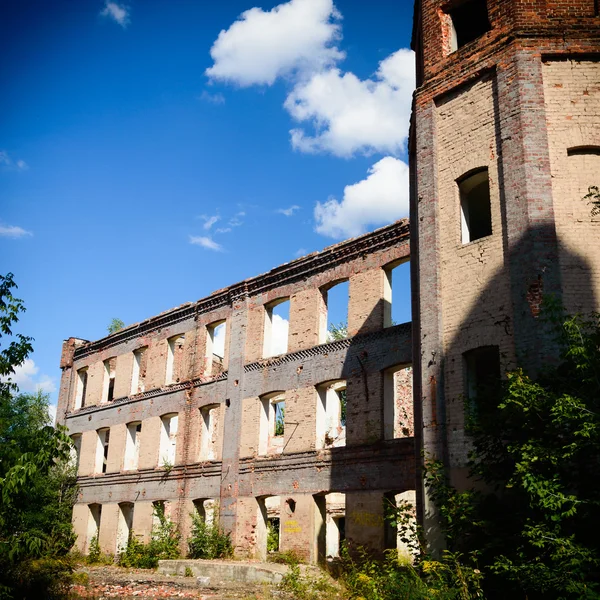 Ruínas de uma fábrica industrial muito poluída — Fotografia de Stock