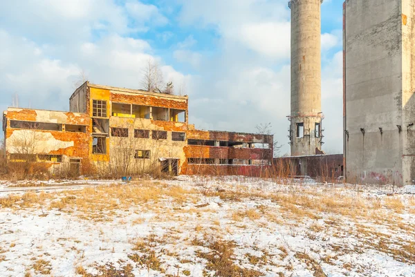 一个污染严重的工厂的废墟 — 图库照片