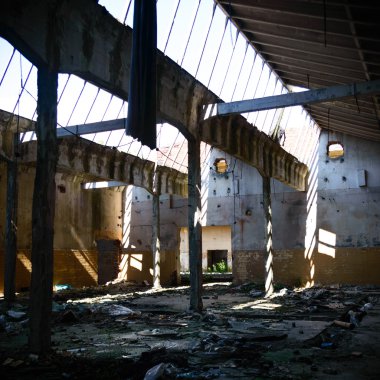 Çok kirlenmiş bir sanayi fabrikasının kalıntıları.