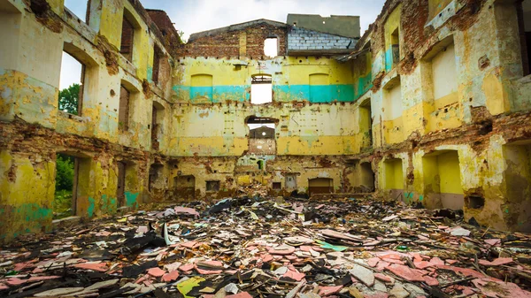 Ruinas de una fábrica industrial muy contaminada —  Fotos de Stock