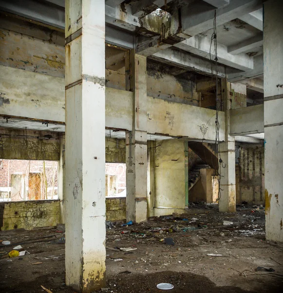 Ruinas de una fábrica industrial muy contaminada — Foto de Stock