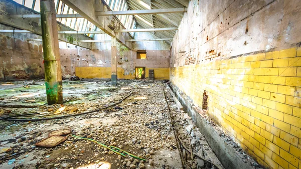Ruinen einer stark verschmutzten Industriefabrik — Stockfoto