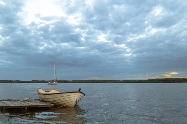 湖にボート — ストック写真