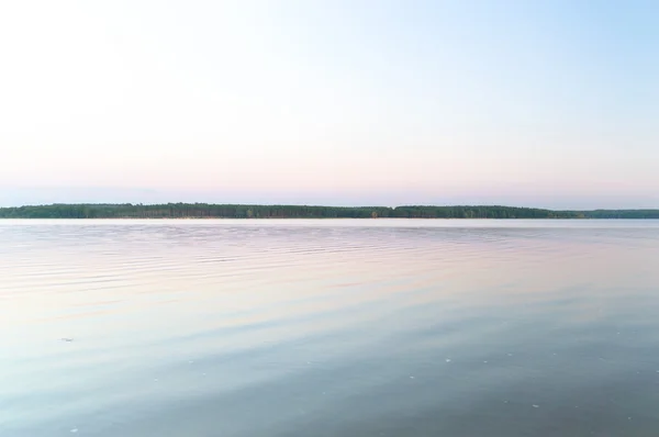 Голубое озеро с облачным небом — стоковое фото