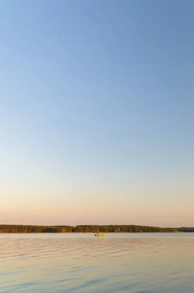 Blå sjön med mulen himmel — Stockfoto