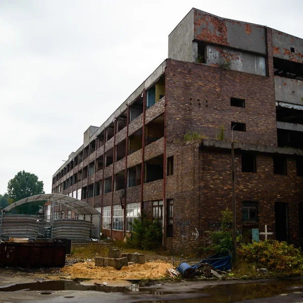 Ruïnes van een zeer sterk vervuilde industriële fabriek — Stockfoto