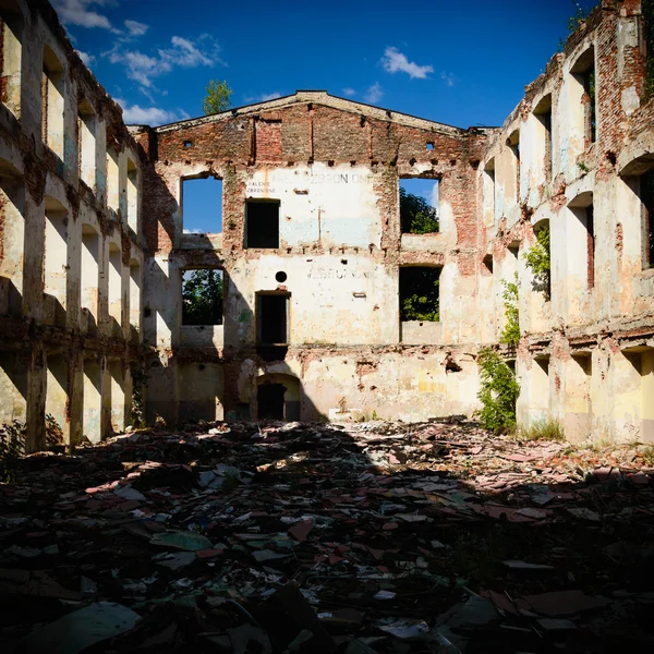 Ruiner från en mycket förorenad industrifabrik — Stockfoto
