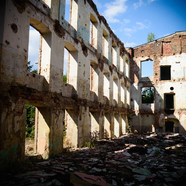 Ruinas de una fábrica industrial muy contaminada —  Fotos de Stock