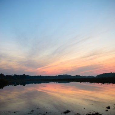 bulutlu gökyüzü mavi göl