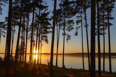 bulutlu gökyüzü mavi göl