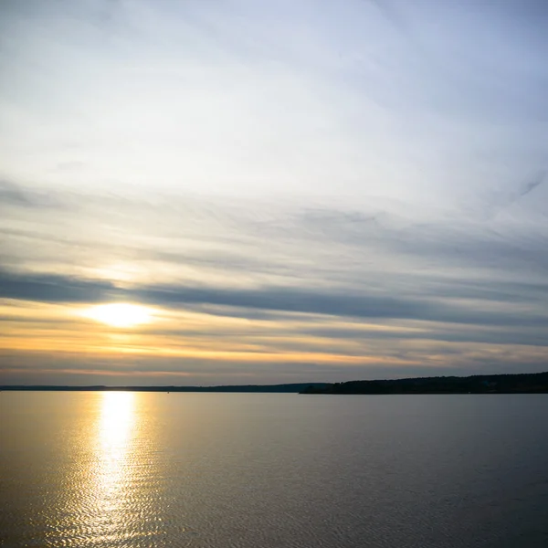 曇り空と青い湖 — ストック写真