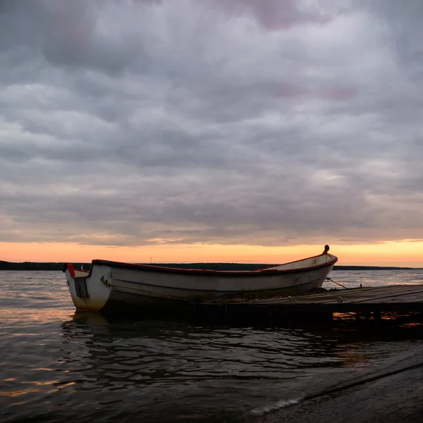 Blå sjön med mulen himmel — Stockfoto