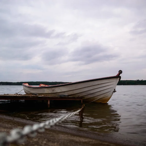 Lago azul com céu nublado — Fotografia de Stock