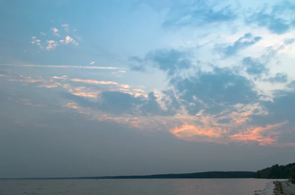 Modré jezero s zamračená obloha — Stock fotografie