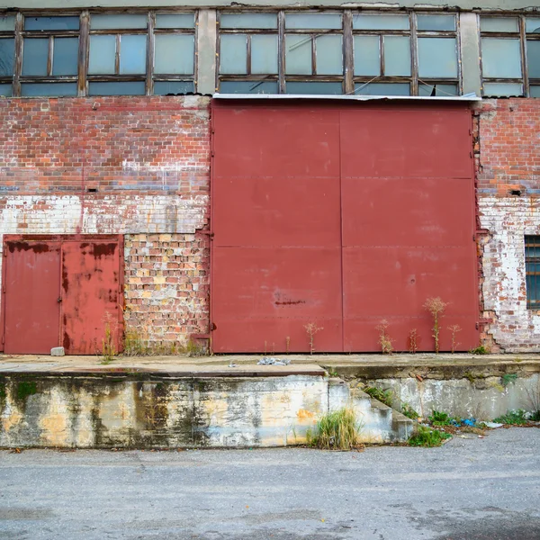 Vecchio muro di fabbrica abbandonata — Foto Stock