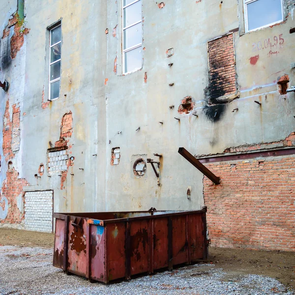 Gamla väggen i övergiven fabriksbyggnad — Stockfoto