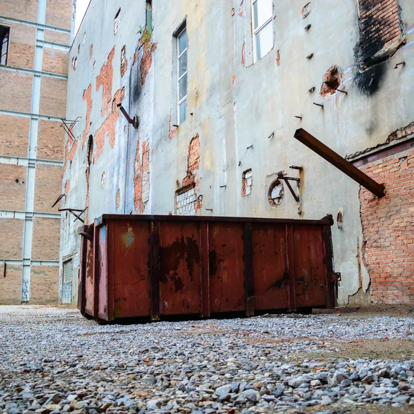 Stary mur budynku opuszczonej fabryce — Zdjęcie stockowe