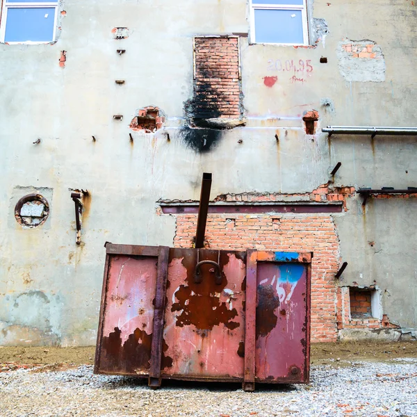 Gamla väggen i övergiven fabriksbyggnad — Stockfoto