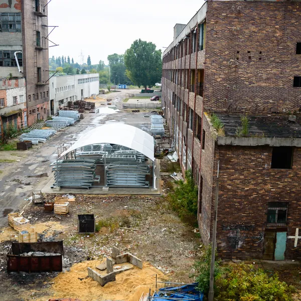 Ancien mur de l'usine abandonnée — Photo