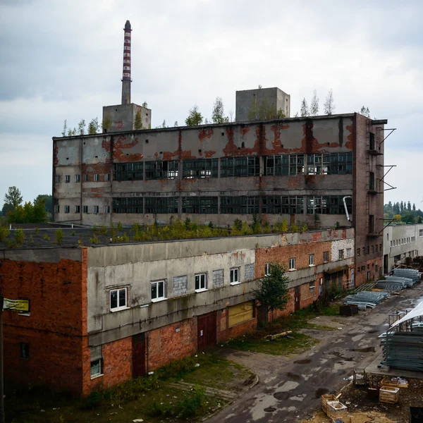 Duvar eski terk edilmiş fabrika binası — Stok fotoğraf