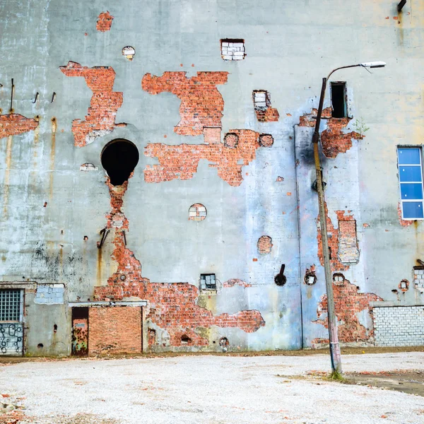 Gamla väggen i övergiven fabriksbyggnad — Stockfoto