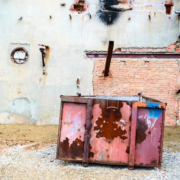 Gamla väggen i övergiven fabriksbyggnad — Stockfoto