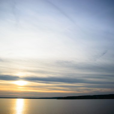 Bulutların arkasındaki güneş