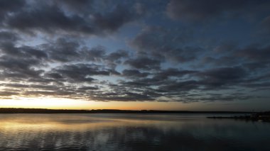 Bulutların arkasındaki güneş