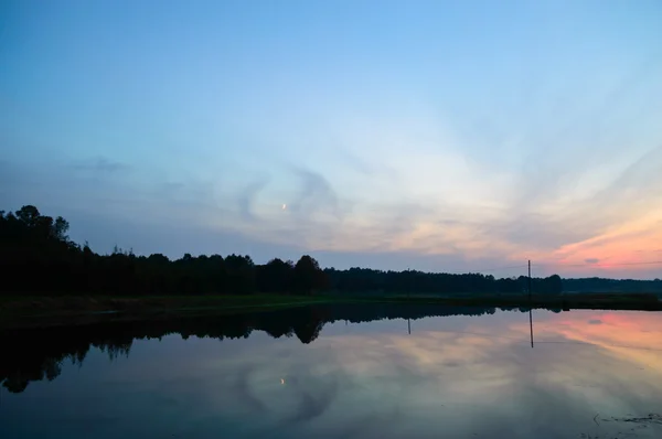 Blauer See mit bewölktem Himmel — Stockfoto