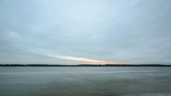 Blue lake met bewolkte hemel — Stockfoto