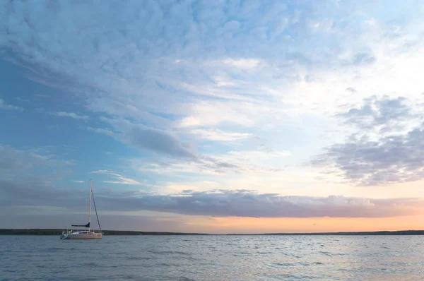 Lago blu con cielo nuvoloso — Foto Stock