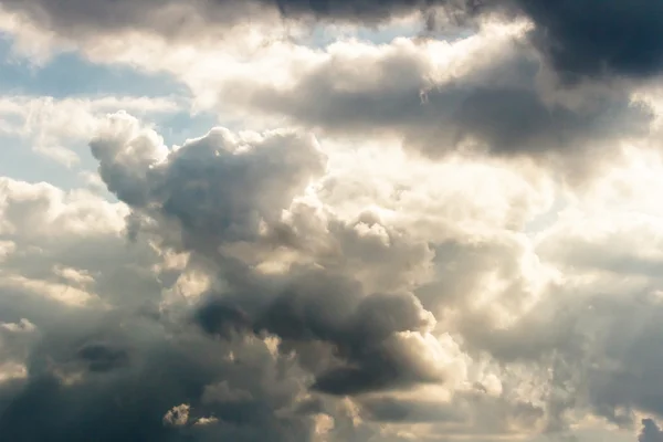 Сонце за хмарами — стокове фото