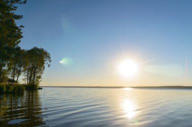 bulutlu gökyüzü mavi göl