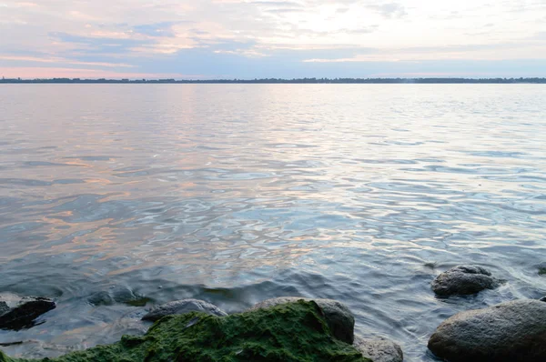 Modré jezero s zamračená obloha — Stock fotografie