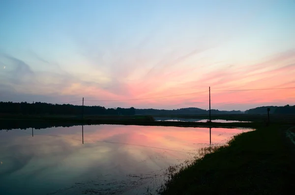 Blauer See mit bewölktem Himmel — Stockfoto