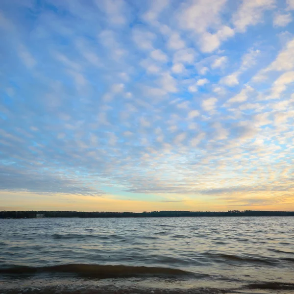 Lago blu con cielo nuvoloso — Foto Stock