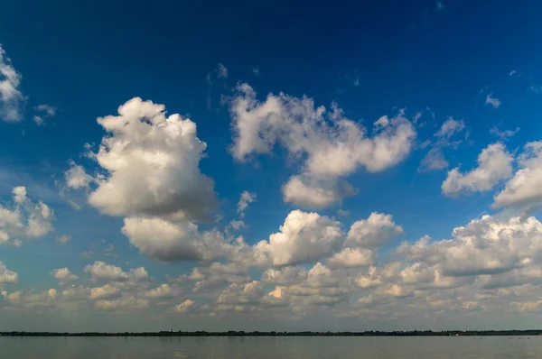 Sonne hinter den Wolken — Stockfoto