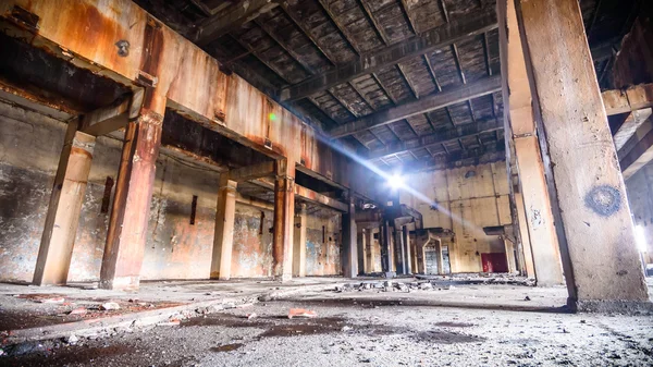 Gamla väggen i övergiven fabriksbyggnad — Stockfoto
