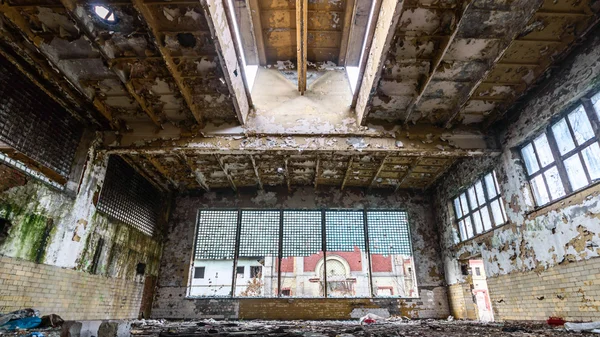 Antiguo muro de edificio de fábrica abandonado — Foto de Stock