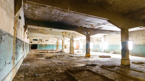 Oude muur van verlaten fabrieksgebouw — Stockfoto