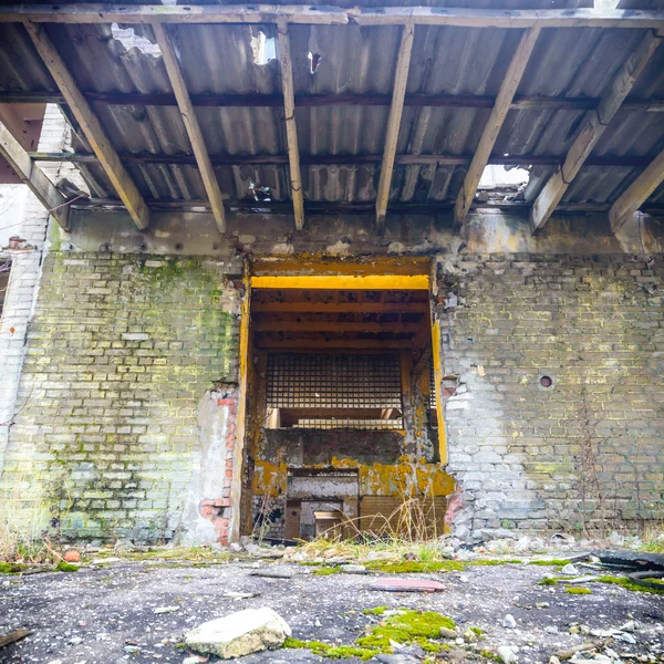 Duvar eski terk edilmiş fabrika binası — Stok fotoğraf