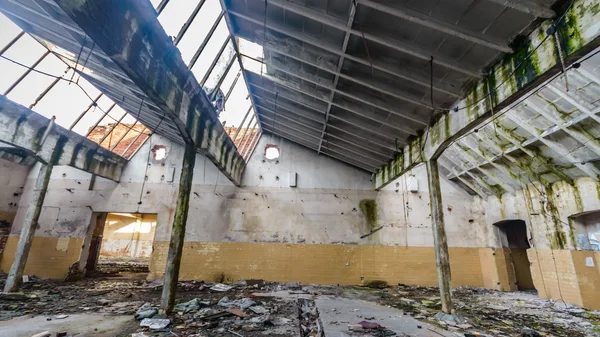 Parede velha do edifício abandonado da fábrica — Fotografia de Stock