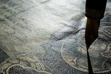 Çeşme altın kalem ve Kağıt arka plan