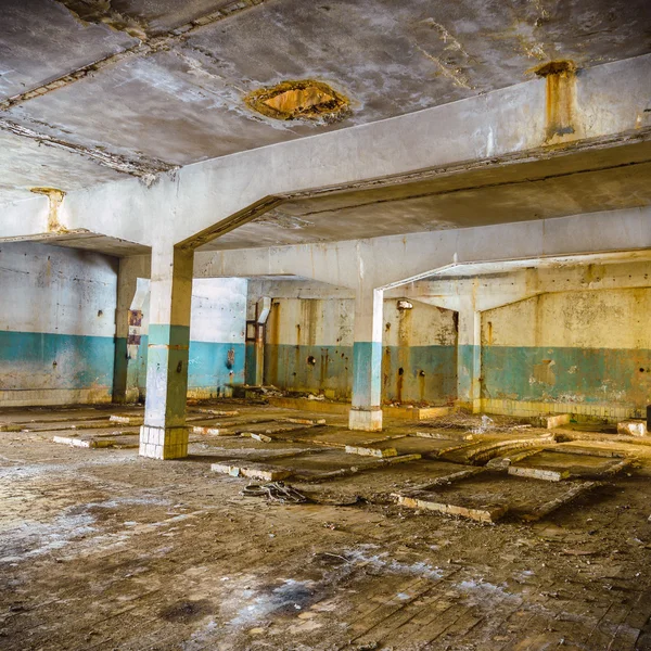 Ruines d'une usine industrielle très polluée — Photo