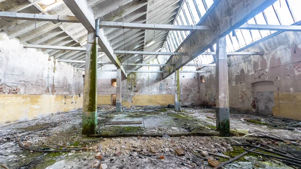 Ruinas de una fábrica industrial muy contaminada — Foto de Stock