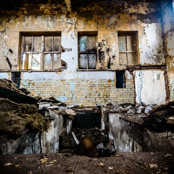 Руины очень сильно загрязненного промышленного завода — стоковое фото