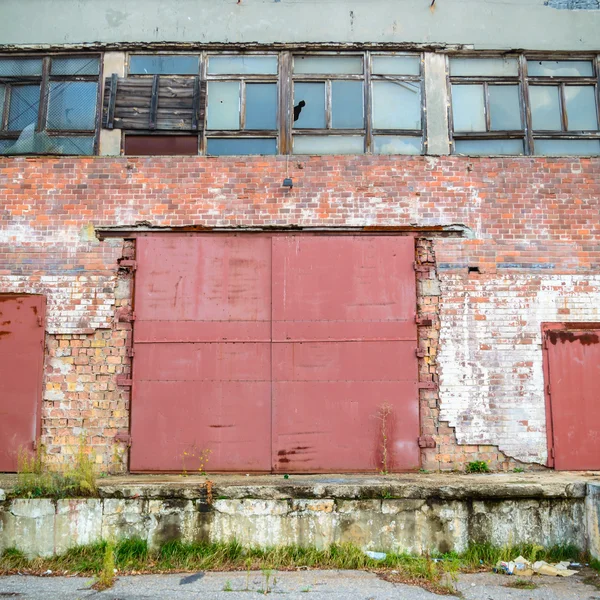 Rovine di una fabbrica industriale molto inquinata — Foto Stock