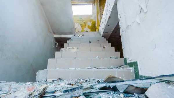 Ruines d'une usine industrielle très polluée — Photo