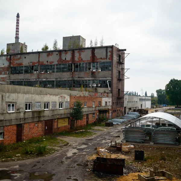 Ruiny bardzo mocno zanieczyszczonej fabryki przemysłowej — Zdjęcie stockowe