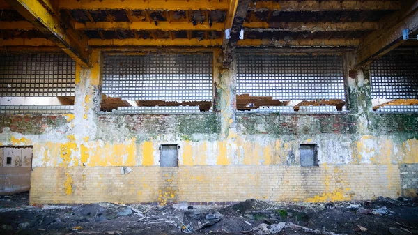 Ruiny bardzo mocno zanieczyszczonej fabryki przemysłowej — Zdjęcie stockowe